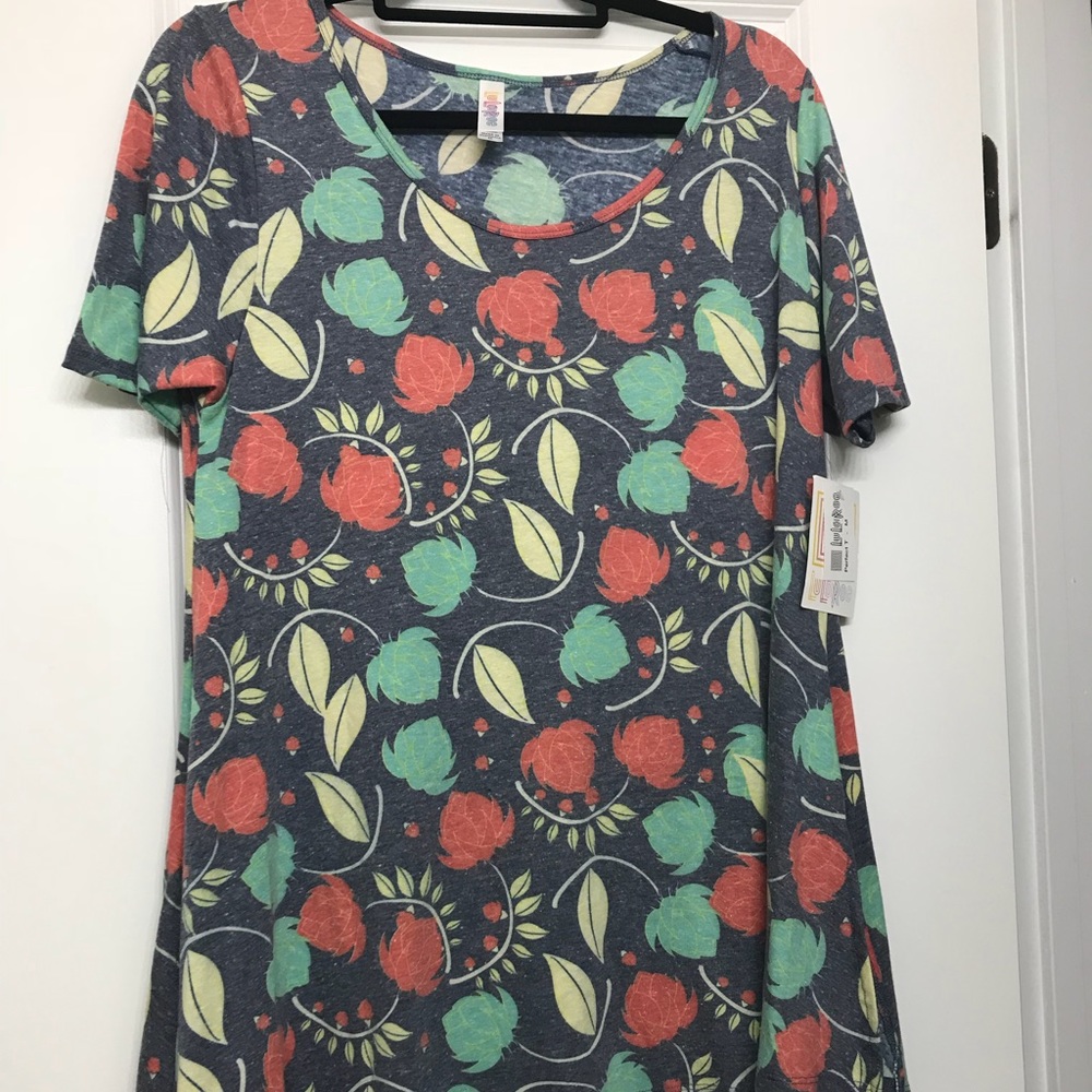 NWT medium Lularoe PERFECT tee